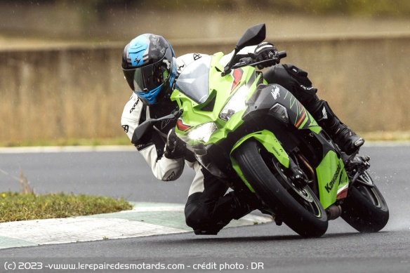 Le poids plume de 189 kg est un atout pour la ZX-4RR