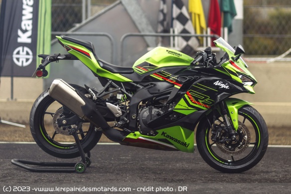 Kawasaki ZX-4R rappelle d'avantage les lignes des Ninja 400 ou 1000 SX