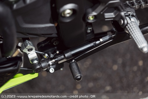 la Kawasaki 4RR s'équipe d'un shifter en montée et descente de rapport.