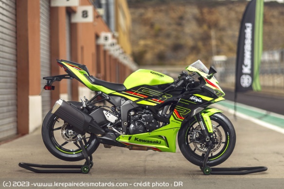 La Kawasaki ZX-6R garde quelques gables au milieu de courbes tendues