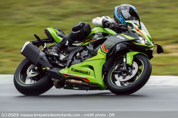 Précise, agile, stable, la ZX-6R apporte une vrai sérénité aux évolutions.