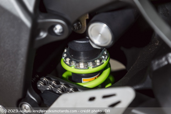 Amortisseur UniTrack monté sur biellette ajustable en précharge et une vis commande compression-détente pour la ZX6R