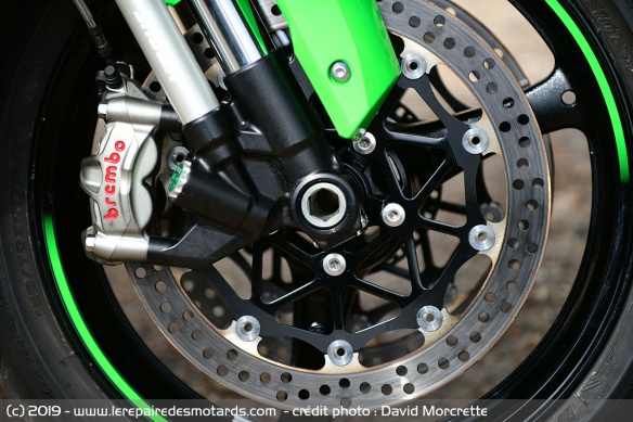 Freinage Brembo, double disque semi-flottant de 330 mm. Deux étriers radiaux, 4 pistons opposés