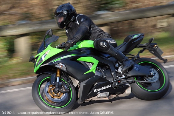 Kawasaki ZX-6R sur autoroute