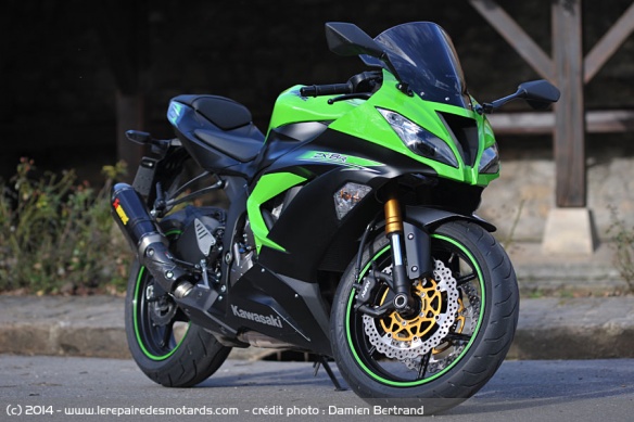 Kawasaki ZX-6R de face