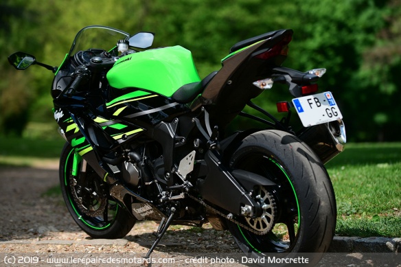 Pneu arrière de 180/55ZR17M/C (73W) / 120/70ZR17M/C (58W) à l'avant