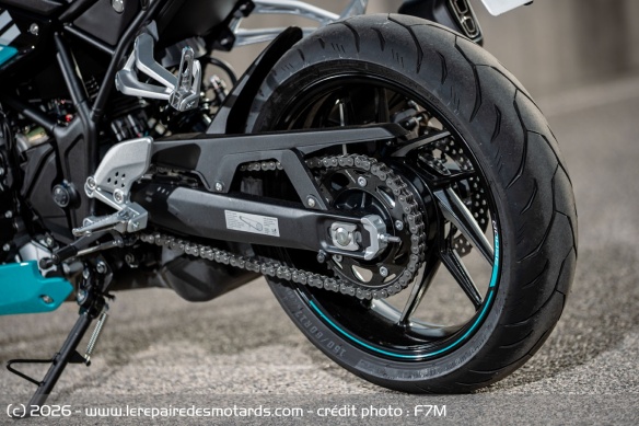 Le bras oscillant et la roue arrière de la Kove 350RR