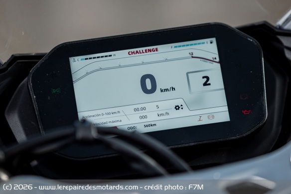 L'instrumentation TFT de la Kove 350RR