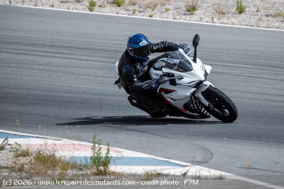 La 350RR se balance et se place sans peine d'un angle sur l'autre