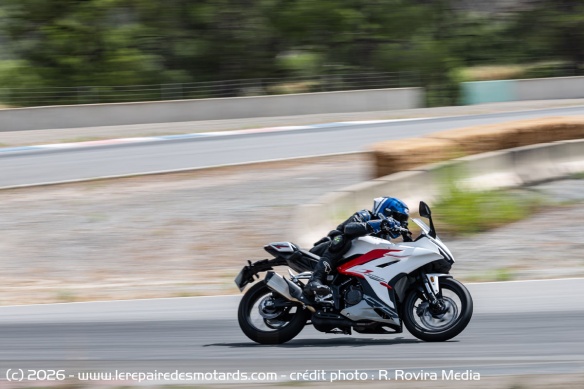 La 350RR est capable d'atteindre les 190 km/h compteur