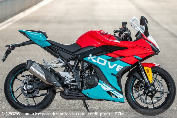 Accessible avec ses 790 mm de hauteur de selle, la 350RR reste adaptée au motard de 1,80 m