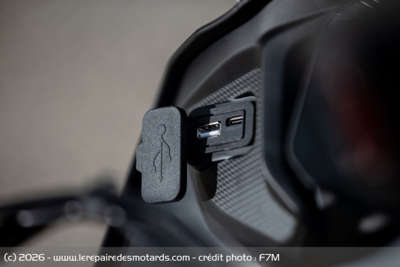 Les ports USB-A et USB-C de la Kove 350RR