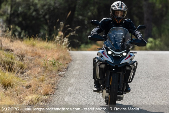 Dès les premiers mètres, la moto se montre équilibrée et le moteur disponible
