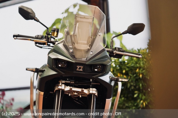 La Kove 800X Pro est la première moto de route distribuée par la marque en France