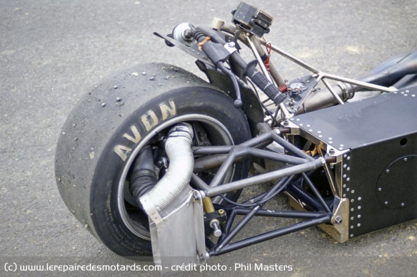 Les roues Ronal sont chaussées de pneus slick Avon