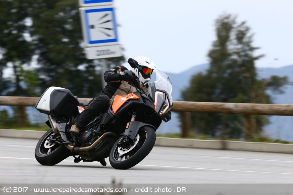 La KTM 1290 Super Adventure S en courbe