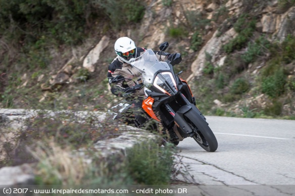 La KTM 1290 Super Adventure S en virage
