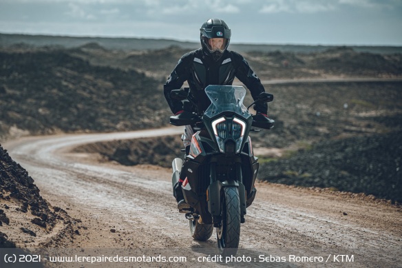L'ergonomie de la moto est parfaitement adapté à la conduite sur les chemins