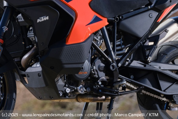 Le twin LC8 passe Euro5 en conservant ses 160 ch, mais perd 2 Nm de couple