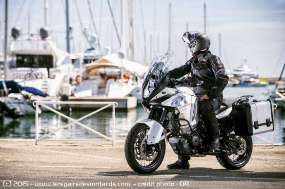 KTM 1290 Super Adventure en bord de mer