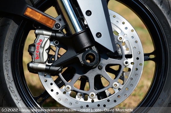 Doubles disques de 320 mm. Brembo. Combiné-ABS Bosch 9ME avec ABS en courbe et mode supermoto