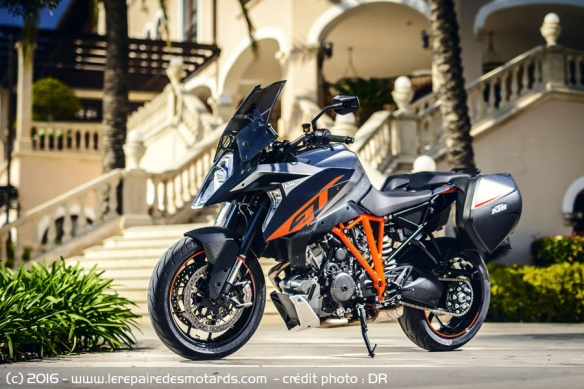 KTM 1290 Super Duke GT de coté