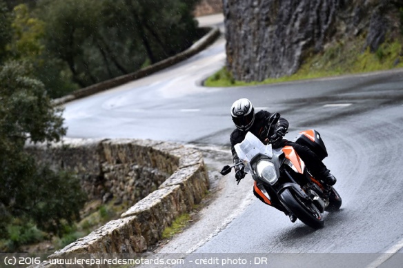 KTM 1290 Super Duke GT sur départementale