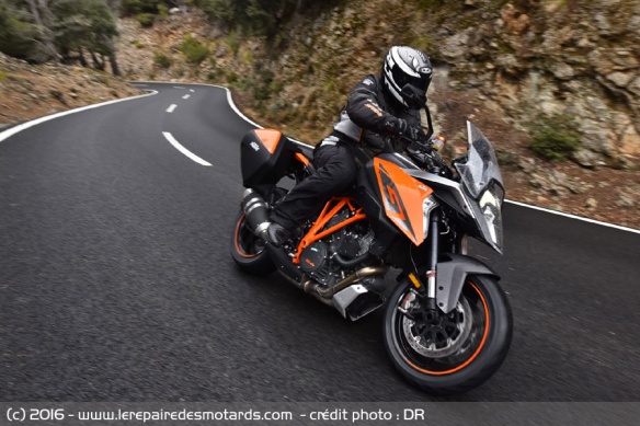 KTM 1290 Super Duke GT sur route
