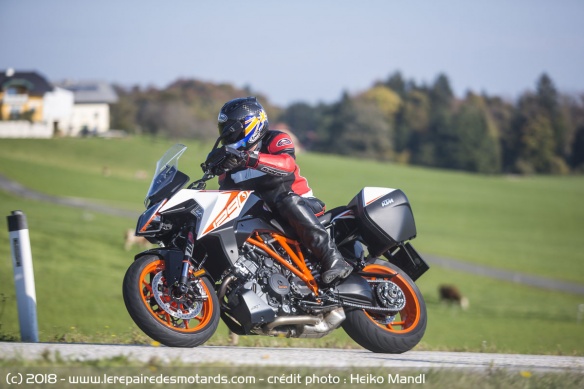 KTM 1290 Super Duke GT sur route
