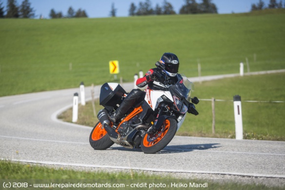 KTM 1290 Super Duke GT en sortie de courbe