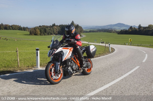 La KTM 1290 Super Duke GT sur route
