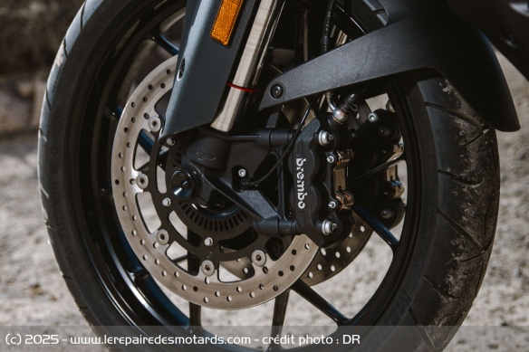 Les freins avant de la KTM 1390 Super Adventure S EVO