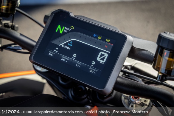 L'instrumentation TFT de la KTM 1390 Super Duke R