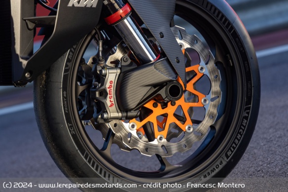 Le frein avant de la KTM 1390 Super Duke R