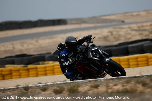 La KTM 1390 Super Duke R sur circuit