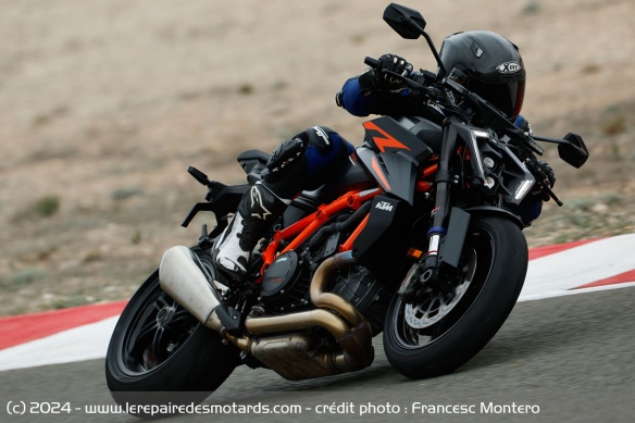 La KTM 1390 Super Duke R en courbe