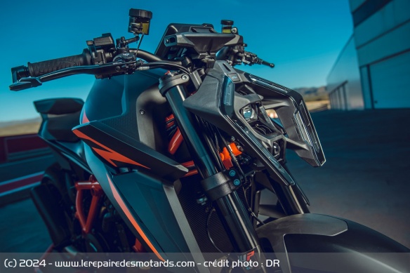 Le phare avant de la KTM 1390 Super Duke R