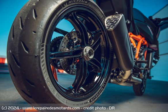 La roue arrière de la KTM 1390 Super Duke R