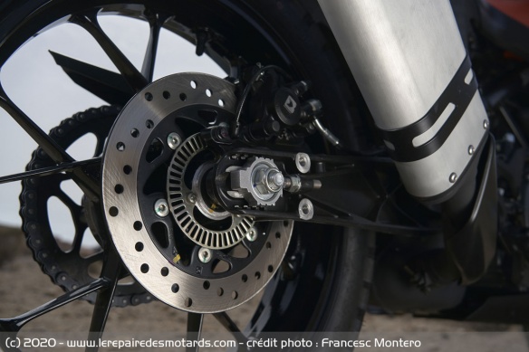Le frein arrière de la KTM 390 Adventure