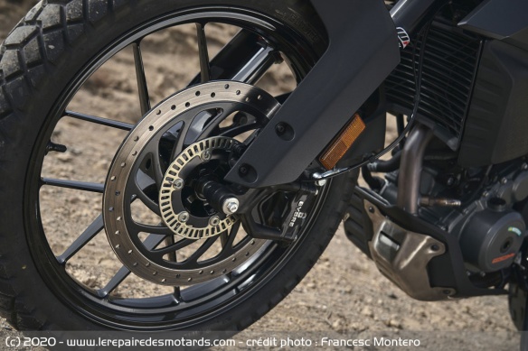 Le frein avant de la KTM 390 Adventure