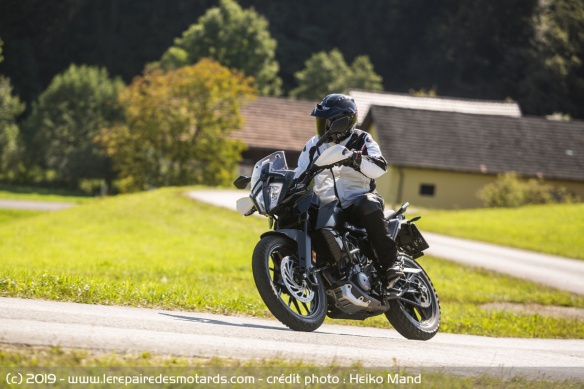 La KTM 390 Adventure à l'accélération