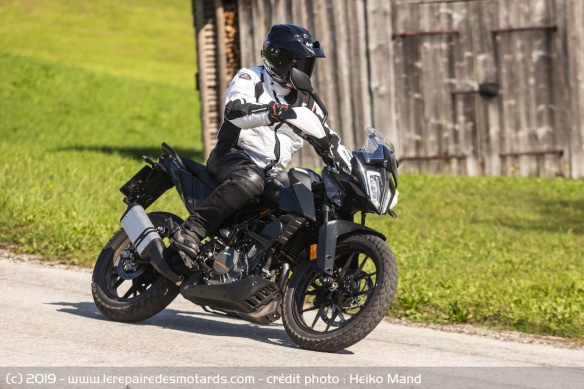 La KTM 390 Adventure en courbe