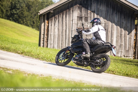 Entrée de virage avec la KTM 390 Adventure