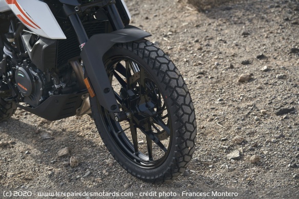 La 390 Adventure est chaussée de pneus Continental TKC 70