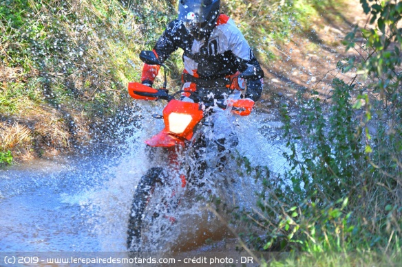 Passage de gué avec l'Enduro R
