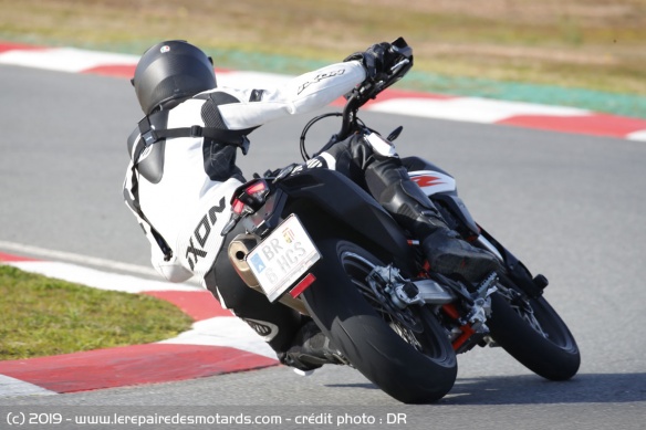 La KTM 690 SMC-R sur piste