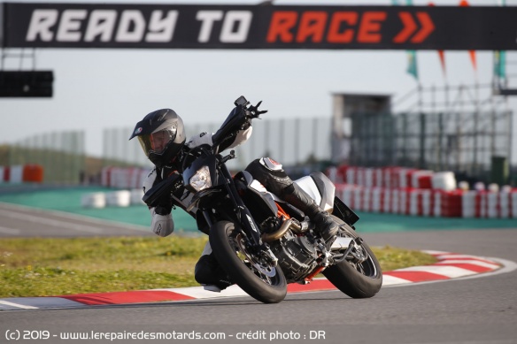 La KTM 690 SMC-R sur circuit