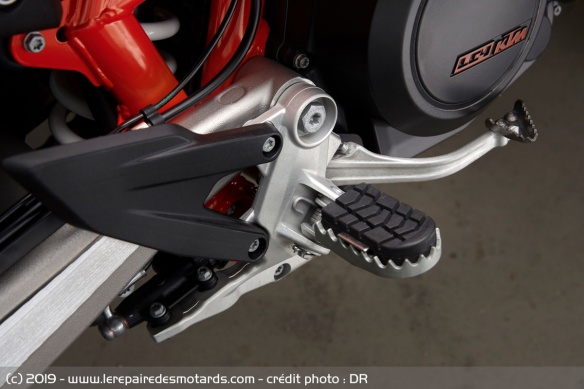 Les repose-pieds de la KTM 690 SMC-R