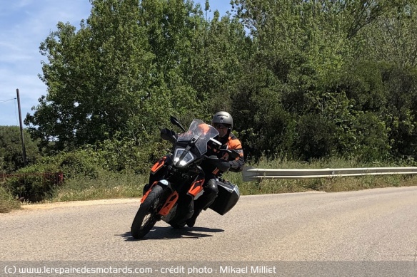 L'Adventure répond présente sur les petites routes et enchainent les virolos sans faux pas