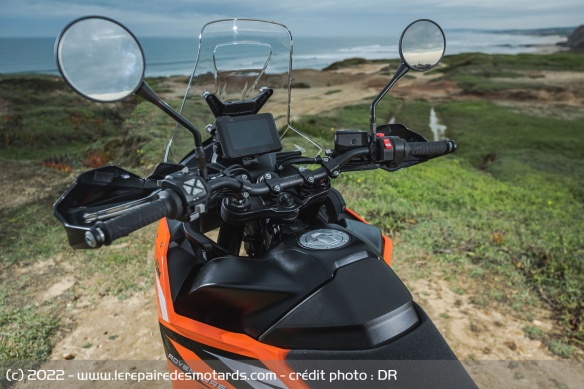 Le poste de pilotage de la KTM 890 Adventure